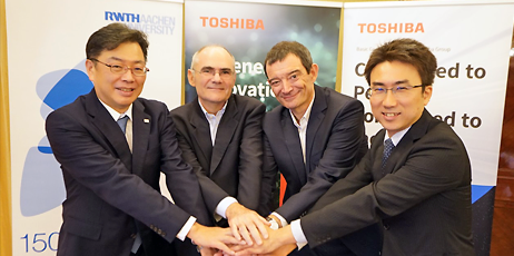 「Regenerative Innovation Centre（リジェネラティブ・イノベーションセンター）」を開所　開所式の写真（株式会社東芝 執行役上席常務 CTO 佐田 豊 、アーヘン工科大学 Antonello Monti教授、 公益有限会社ヴッパータール研究所 Stephan Ramesohl教授、”Regenerative Innovation Centre” General Manager 鬼塚 浩平）