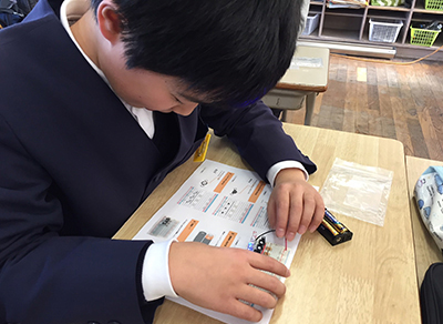 『電気を操る不思議な素材』授業実施レポートの様子