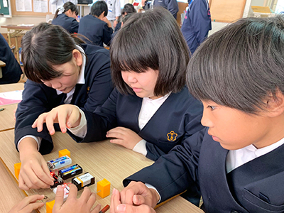 『電気を操る不思議な素材』授業実施レポートの様子