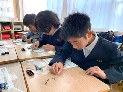 『電気を操る不思議な素材』授業実施レポートの様子