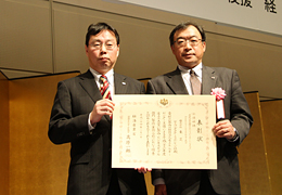 資源エネルギー庁長官賞を受賞した、（株）東芝　セミコンダクター&ストレージ社 木内グループ長（左）、百冨技師長の写真
