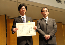事例部門の省エネルギーセンター会長賞を受賞した、（株）東芝　四日市工場　槌岡部長（左）の写真