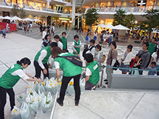 イベント終了時には「花の銀河」で使用されていた花を配布の写真