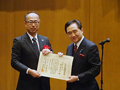 「黒岩神奈川県知事（右）と横浜事業所　会田伸裕部長（左）」の写真