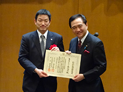 「黒岩神奈川県知事（右）と東芝ライテック　鴻田楽取締役（左）」の写真