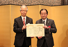 山本良一東京大学名誉教授（左）と当社環境推進室長実平喜好
