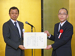 「表彰状を受け取った上野環境推進室長（写真右）
」のイメージ