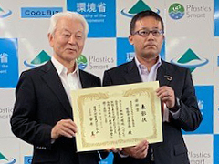 「環境人財育成コンソーシアム（EcoLeaD） 代表幹事 安井至氏（左）と東芝デバイス＆ストレージ株式会社 姫路半導体工場 主務 八百清輔」のイメージ