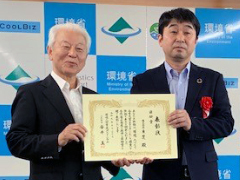 環境人財育成コンソーシアム（EcoLeaD） 代表幹事 安井至氏（左）と株式会社東芝 環境推進室 室長 中村忠行」のイメージ