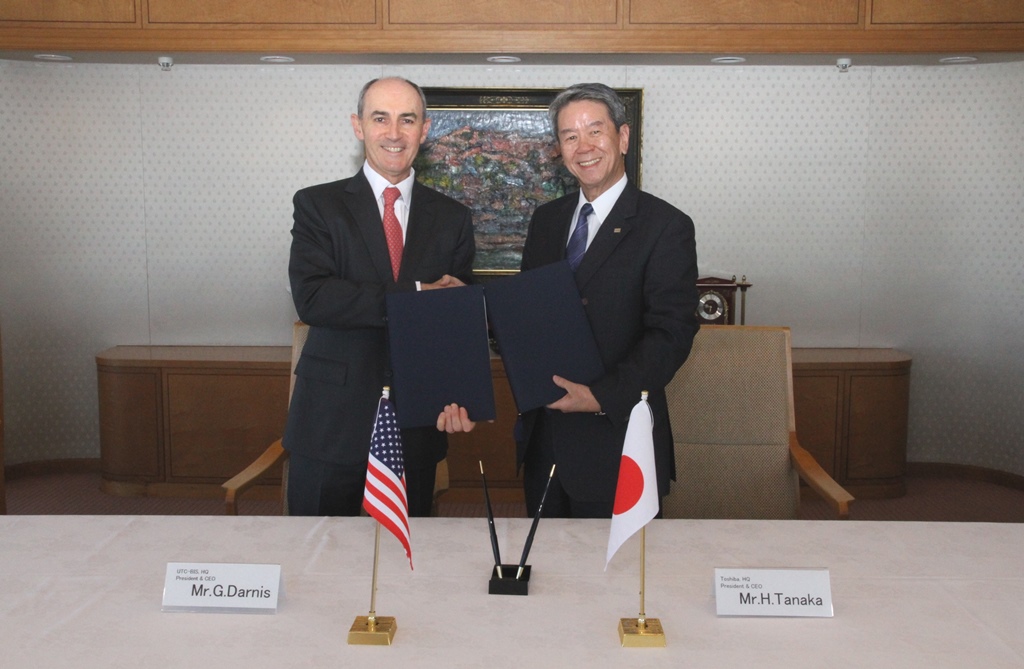 左:UTC社ビル&産業システム部門社長 Darnis氏 右:東芝社長 田中 左:UTC社ビル&産業システム部門社長 Darnis氏 右:東芝社長 田中