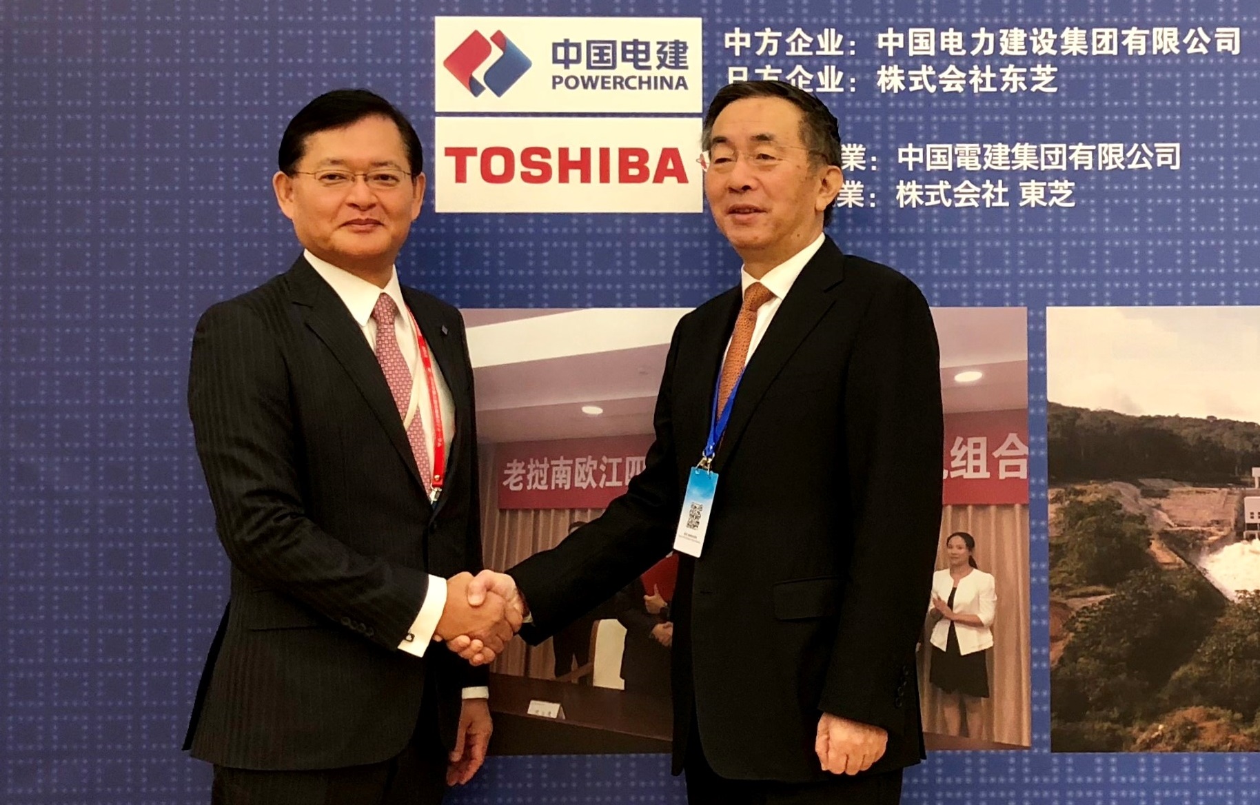 Zhiyong Yan, Chairman of POWERCHINA  and Nobuaki Kurumatani, Chairman and CEO of Toshiba, celebrate the signing of the Agreement at the China-Japan Third-Party Market Cooperation Forum