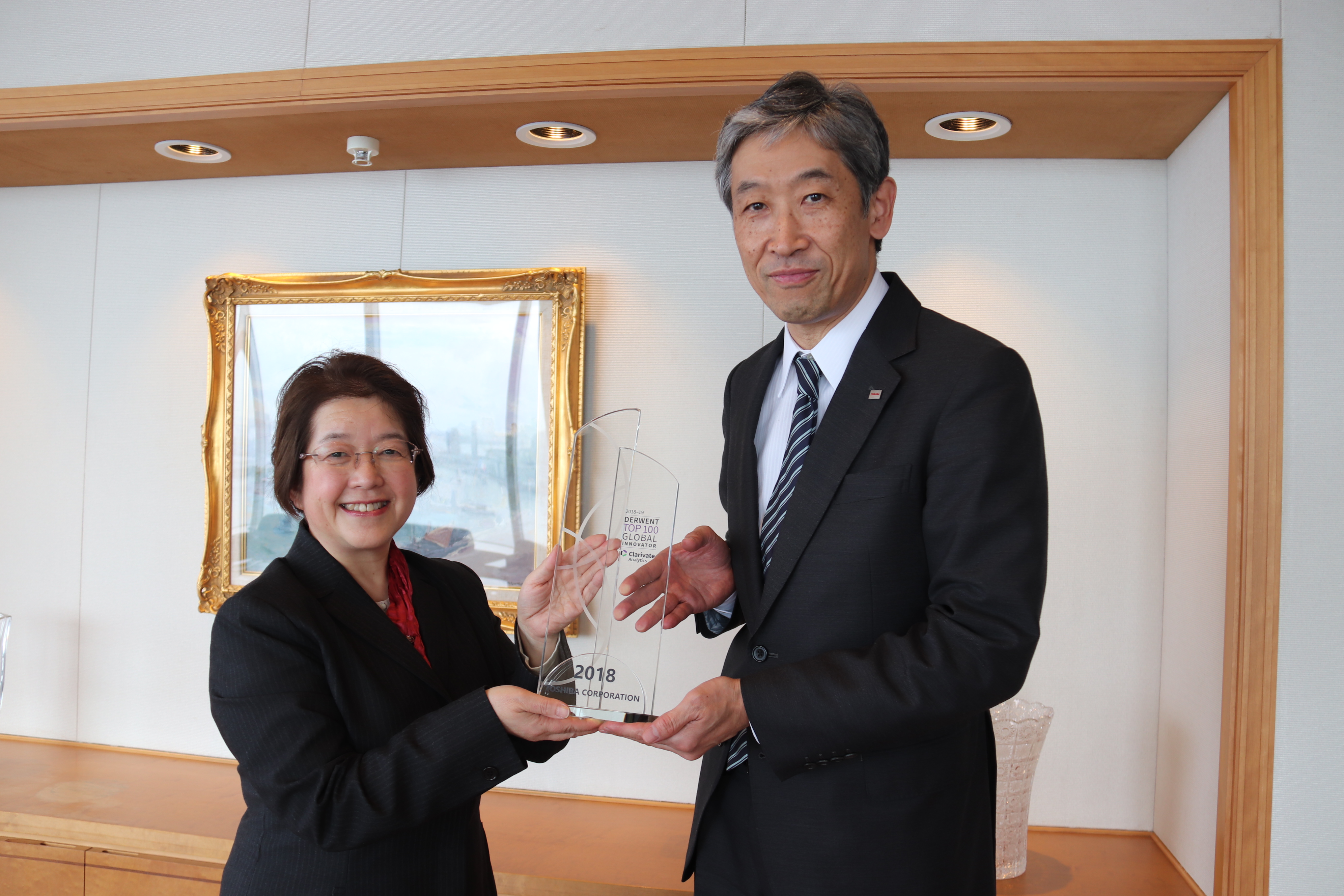 Dr. Shiro Saito, Toshiba's Executive Officer, Corporate Executive Vice President receives the trophy from Clarivate Analytics