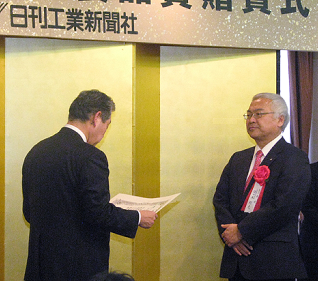 贈賞式で表彰状を受け取る佐々木の写真