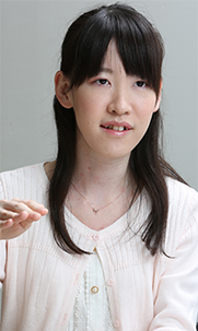 新留 彩の写真