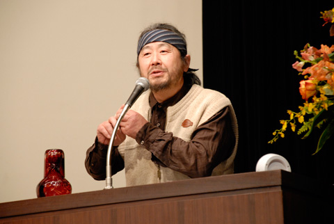 講演する宮崎氏の写真