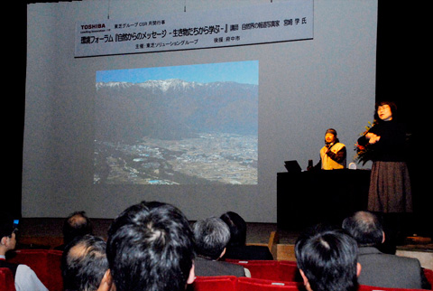 手話通訳(右)がついた講演の写真