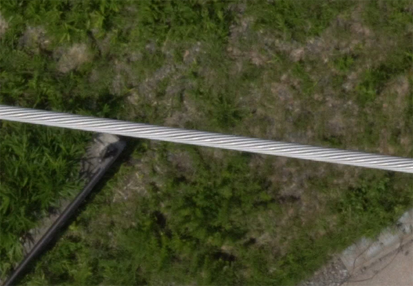 図3：ドローンが上空から自動撮影した送電線