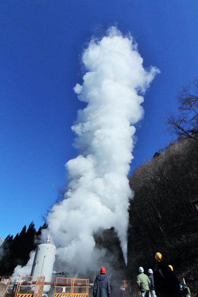 発電所付近の生産井噴出状況写真