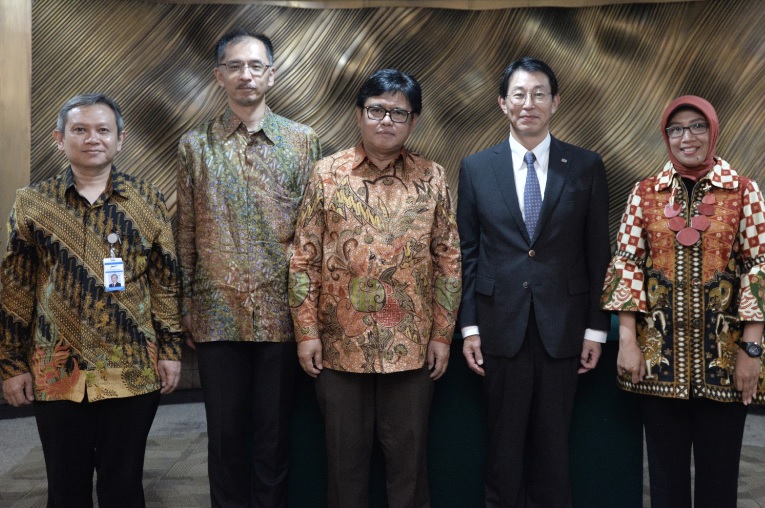 Mr. Unggul Priyanto, Chairman, Badan Pengkajian dan Penerapan Teknologi (centre) with Mr. Fumio Otani, Corporate Senior Vice-President, Toshiba Energy Systems & Solutions Corporation (right) with representatives from Toshiba and BPPT at MoU signing ceremony.