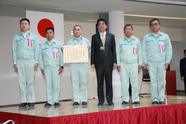 The Prime Minister of Japan and team members of Toshiba Plant Systems & Services Corporation