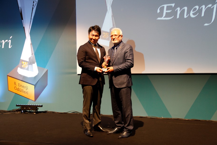 Mr. Atsushi Mikuni (left), President of Toshiba Infrastructure and Electronics A.S., in Turkey, received the award from Mr. Mustafa Elitas (right), Chairman of the Industrial, Commercial, Energy, Natural Resources, Information and Technology Commission of the Grand National Assembly of Turkey.