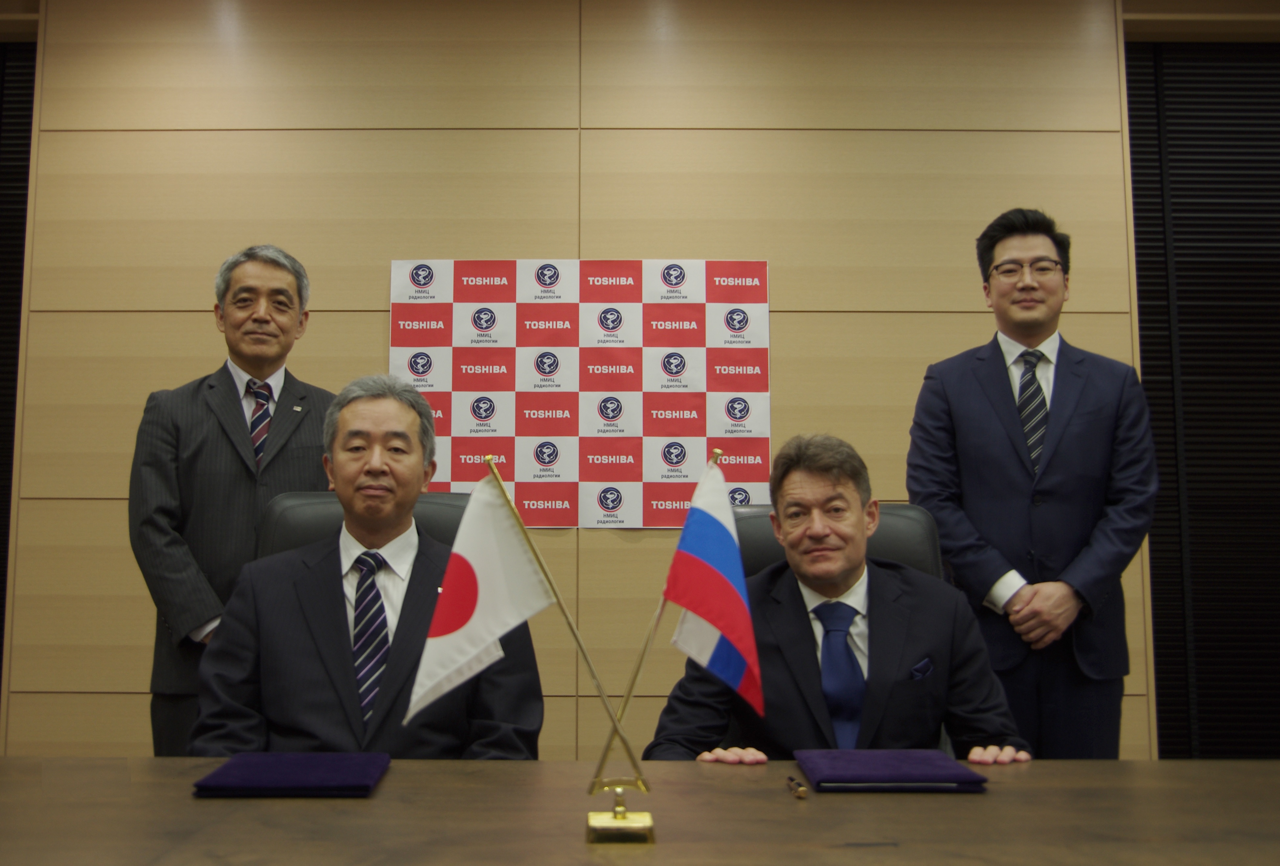Andrey D.Kaprin(center right), General Director of NMRRC and Goro Yanase(center left), Director & Chief Nuclear Officer of Toshiba ESS