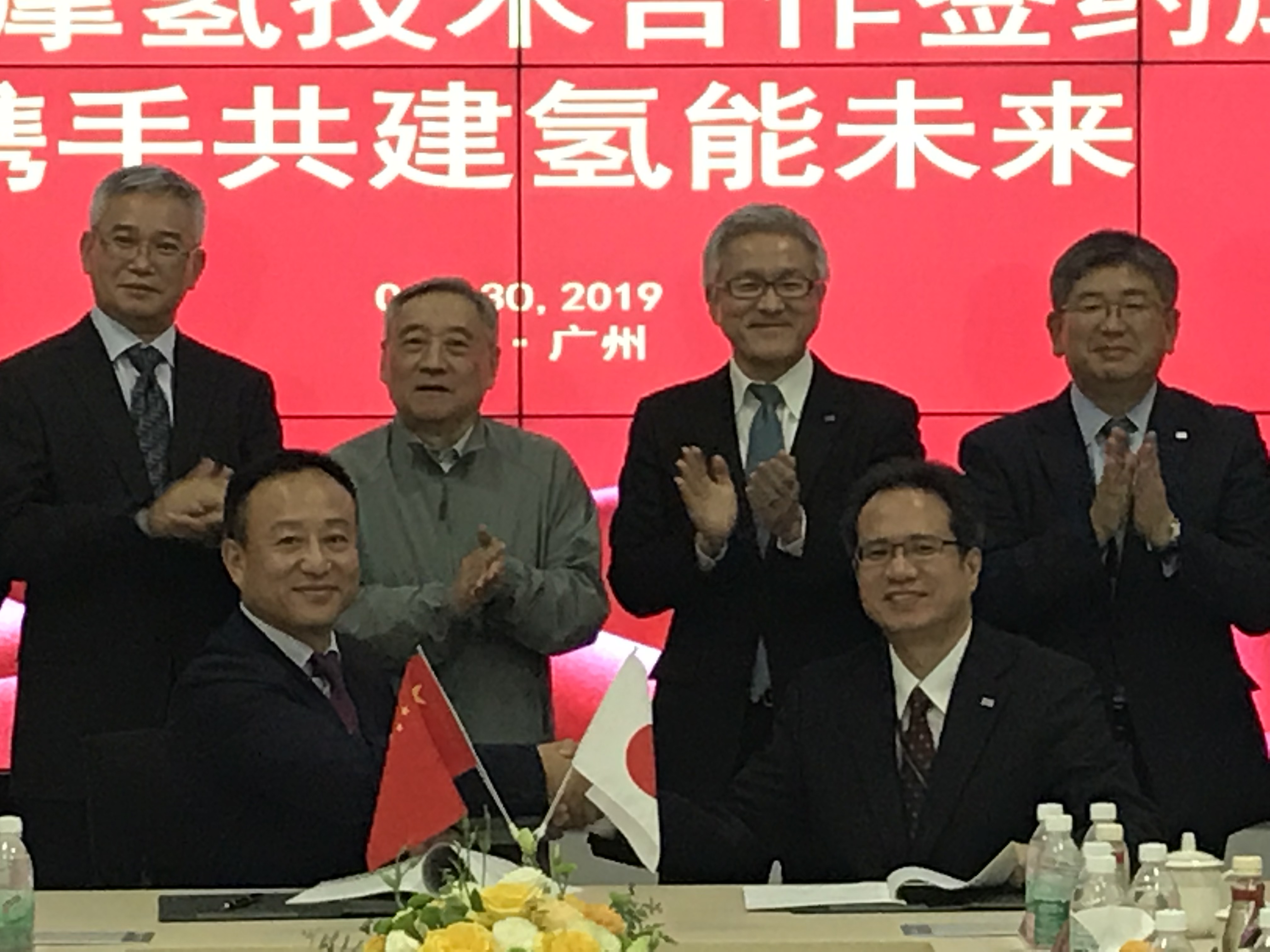 From left to right in the front row, Ge Wang, Chairman of MOH, Yoshihisa Sanagi, General Manager of the Hydrogen Energy Business Division, Toshiba ESS, Second from left in the back row, Xu Dingming, Counsellor of The State Council, Chairman of National Energy Expert Consulting Committee, People’s Republic of China and Corporate adviser of MOH, third from left in the back row, Mamoru Hatazawa, President of Toshiba ESS　