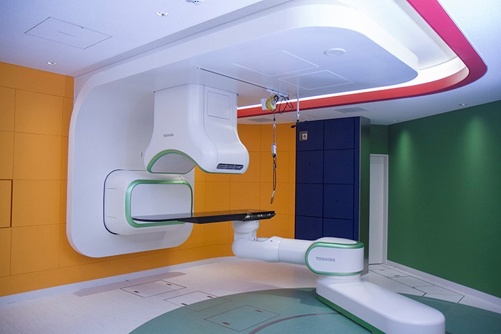 Horizontally fixed beam treatment room