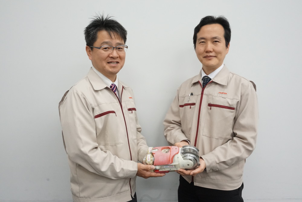 Masaki Asano of ESS’s Fukushima Restoration & Fuel Cycle Project Engineering Dept. (left) and Kenji Matsuzaki of ESS’s Nuclear Plant Service Technology R&D Dept. (right)