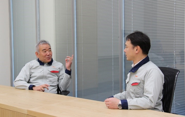 Sumiyoshi (left), Takami (right)