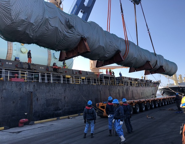 Absorber tower arriving at Miike Port