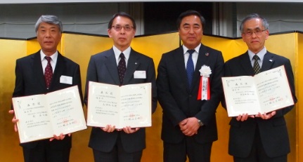 左から関　秀司さん、山田 和矢さん、JEMA 専務理事 高本氏、東海林 裕一さん