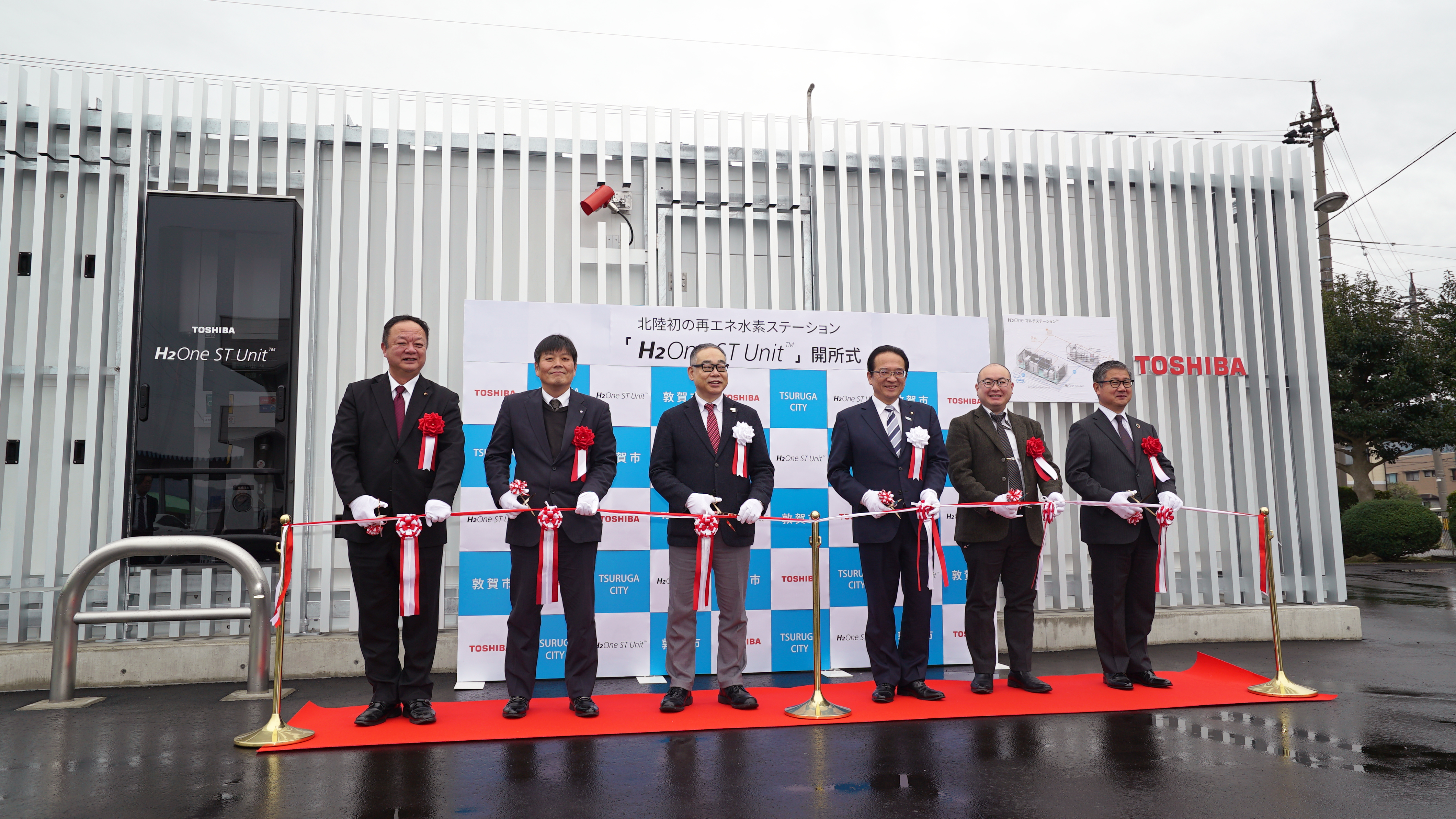 写真左から敦賀市議会議長 和泉 明氏、福井県地域戦略部副部長　龍田 光幸氏、当社水素エネルギー事業統括部マーケティングエグゼクティブ大田 裕之、敦賀市市長 渕上 隆信氏、経済産業省資源エネルギー庁原子力立地政策室長　遠藤量太氏、経済産業省近畿経済産業局資源エネルギー環境部長　杉山桂弘氏