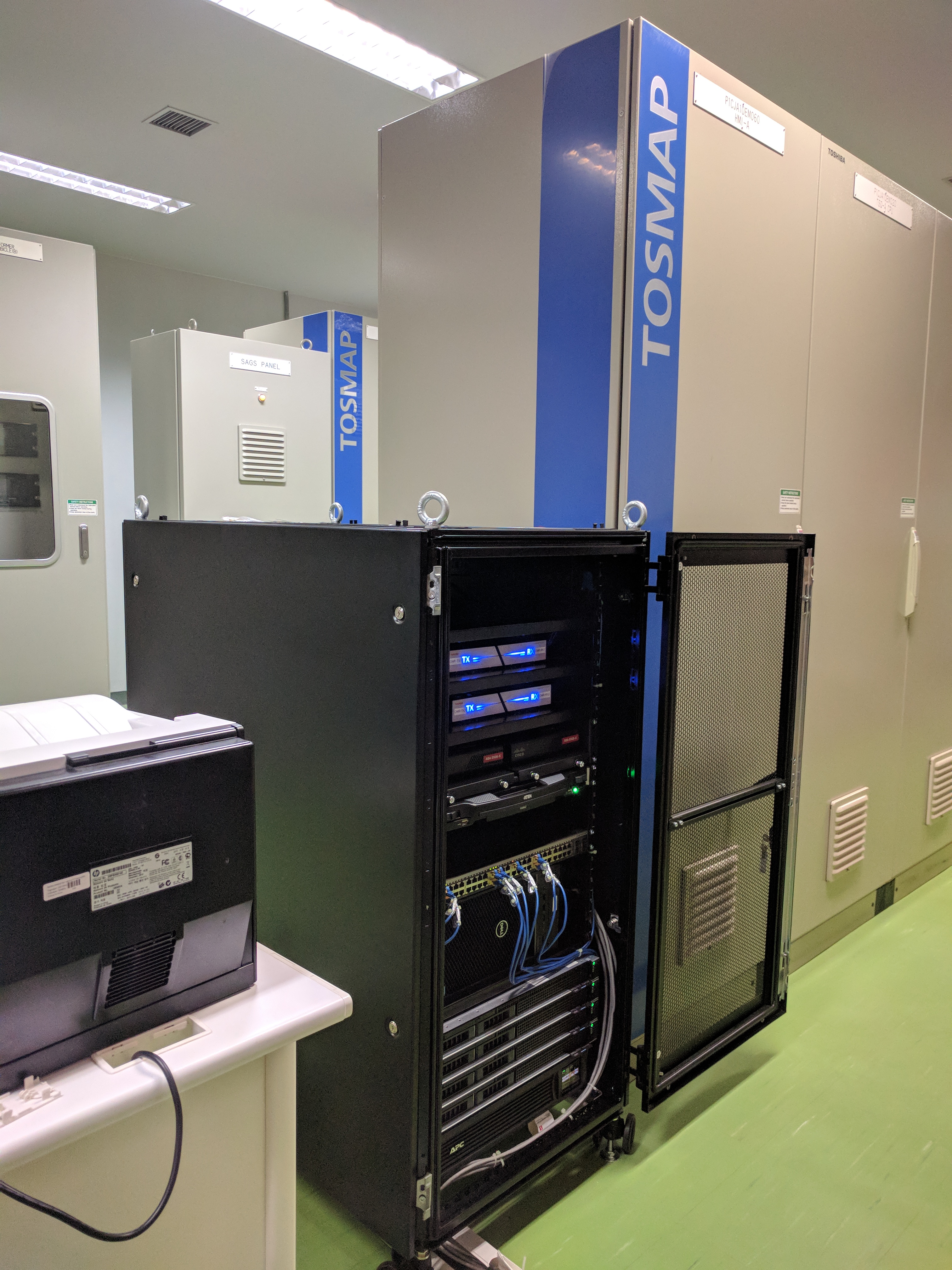開発した装置をパトハ地熱発電所に設置した様子(右)