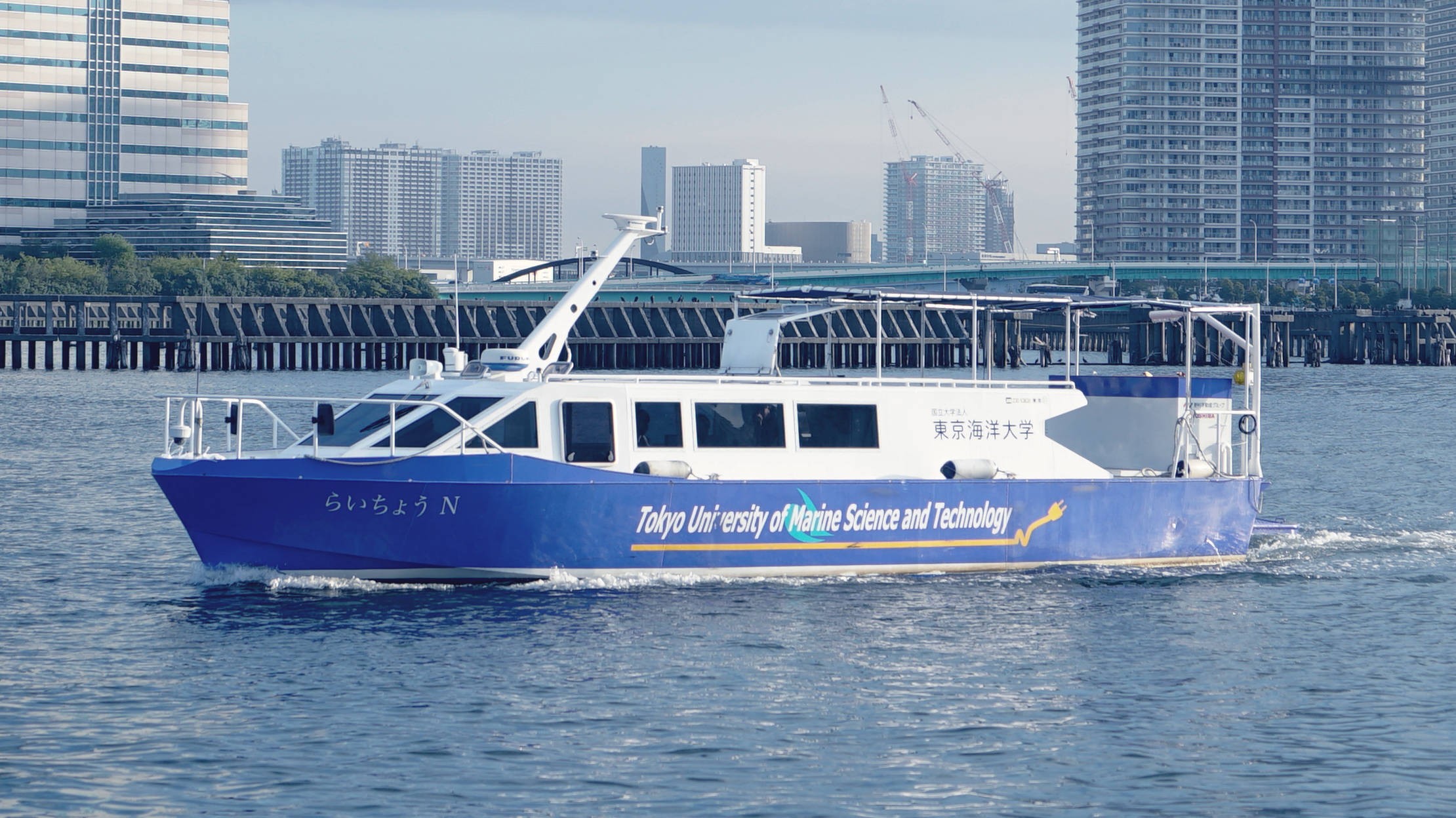 当社の燃料電池を搭載した燃料電池船（写真）