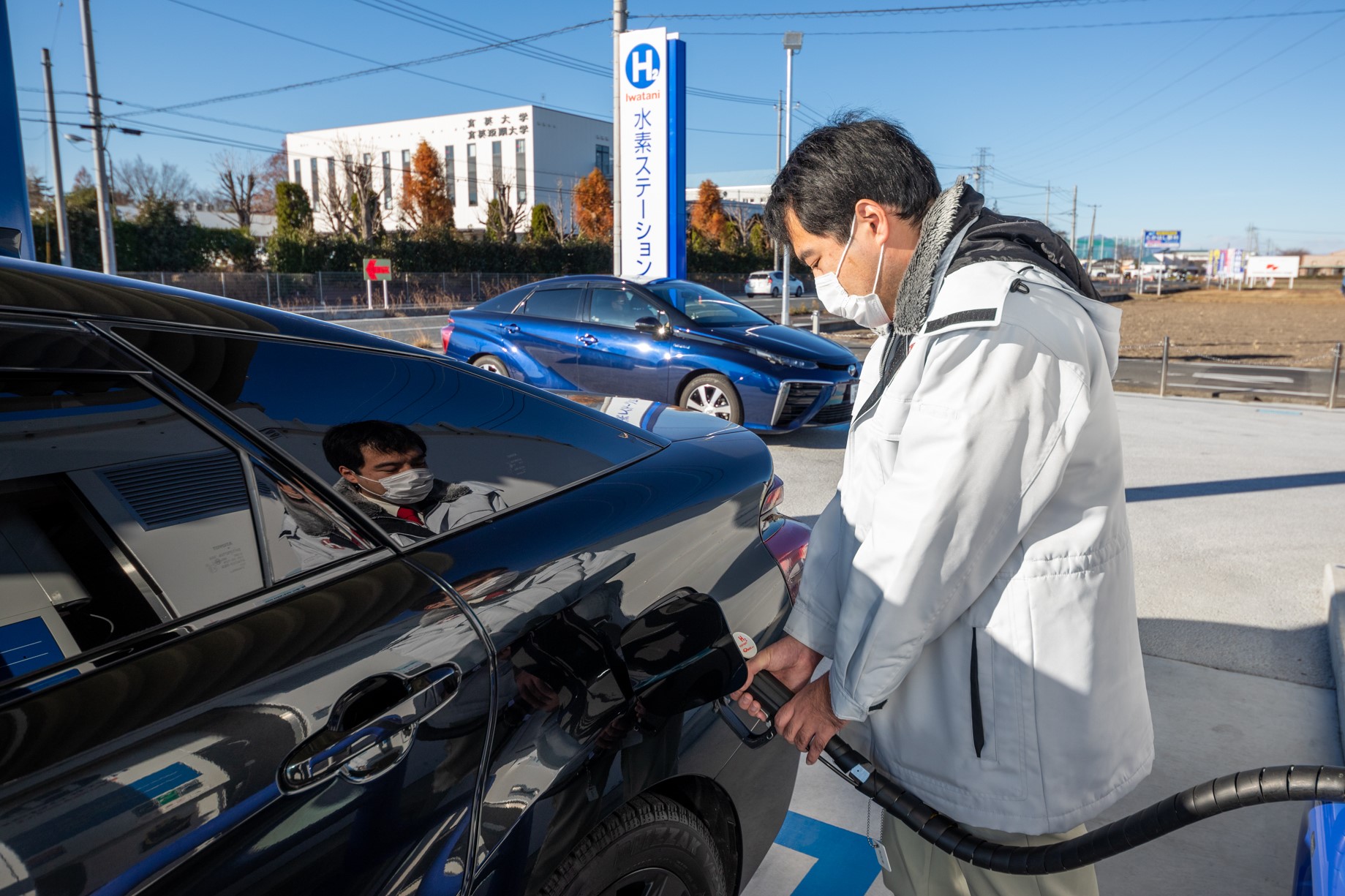 図3　燃料電池自動車へ水素が充填される様子