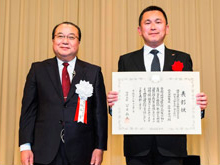 「福山守環境大臣政務官(左)より表彰を受けた府中事業所　上條所長」の写真