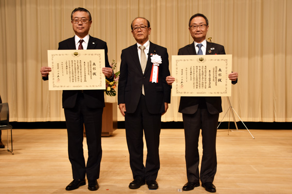 左から今野東芝インフラシステムズ社長、八木環境大臣政務官、山村東京メトロ社長