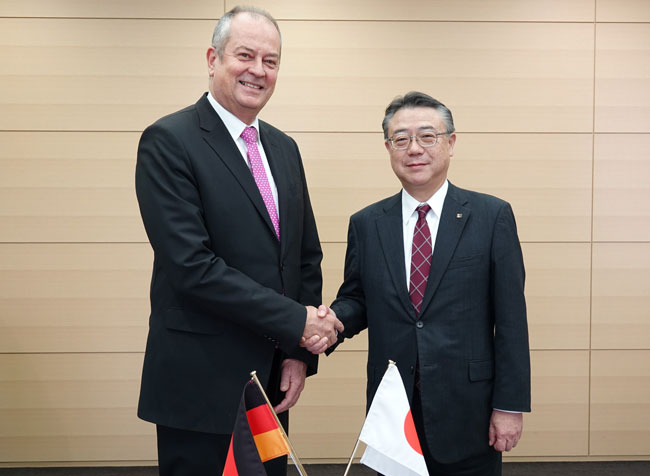 Mr. Matthias Reichel, member of the board DB Cargo AG (left), Mr. Takayuki Konno, Director, Corporate Senior Vice President of Toshiba Corporation and President/CEO of Toshiba Infrastructure Systems & Solutions Corporation (right) at the signature ceremony at Toshiba, Kawasaki, Japan.