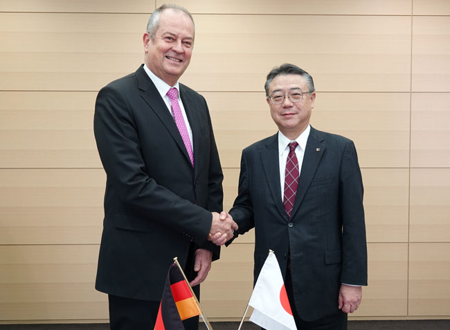 Mr. Matthias Reichel, member of the board DB Cargo AG (left),  Mr. Takayuki Konno, Director, Corporate Senior Vice President of Toshiba Corporation and President/CEO of Toshiba Infrastructure Systems & Solutions Corporation (right) at the signature ceremony at Toshiba, Kawasaki, Japan.