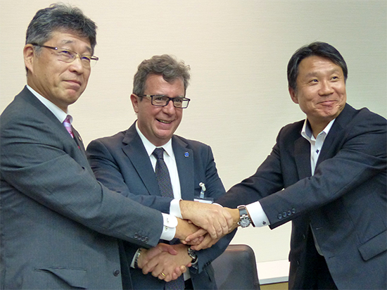 【共同開発契約の調印式】左から東芝インフラシステムズ 江草取締役、CBMM マルコス・スチュアート(Marcos Stuart)Chief Technology Officer、双日 尾藤執行役員