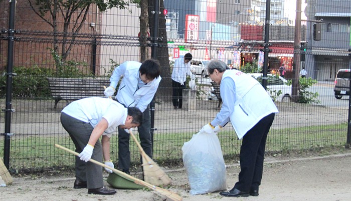 九州支社での公園清掃