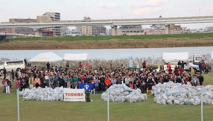 当社グループでの荒川河川敷の清掃活動