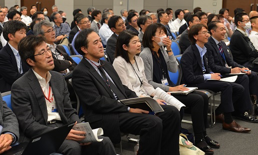 [イメージ] 緊張が解けて和やかな雰囲気になった会場