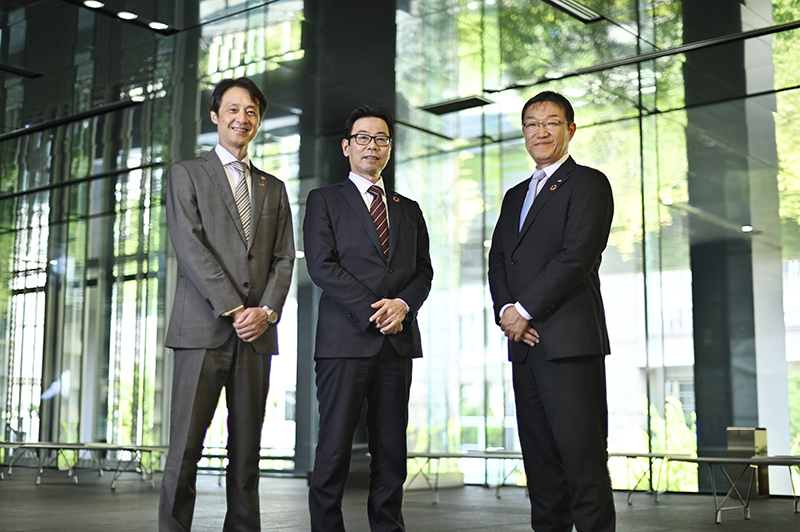 左から、東芝エレベータ株式会社 CX推進部 CX推進企画第一部 シニアマネジャー　隈本 新、同社 執行役員常務 CX推進部 ゼネラルマネジャー　浅見 郁夫、同社 執行役員常務 チーフデジタルエグゼクティブ　古川 智昭