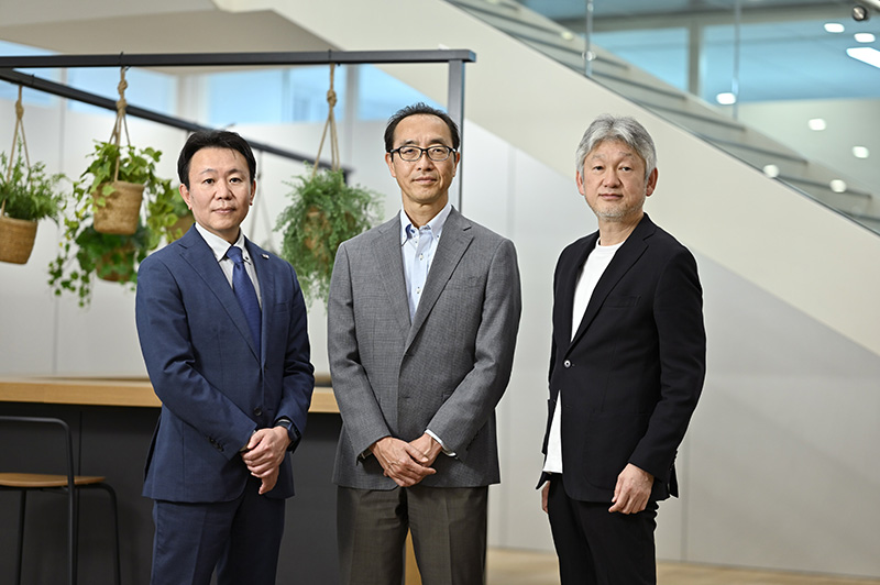 左：株式会社 東芝 執行役員　東芝デジタルソリューションズ 取締役 スマートマニュファクチャリング事業部長 甲斐 武博　中：ロボット革命・産業IoTイニシアティブ協議会(RRI) インダストリアルIoT推進統括 中島 一雄氏　右：DiGiTAL CONVENTiON編集長 福本 勲