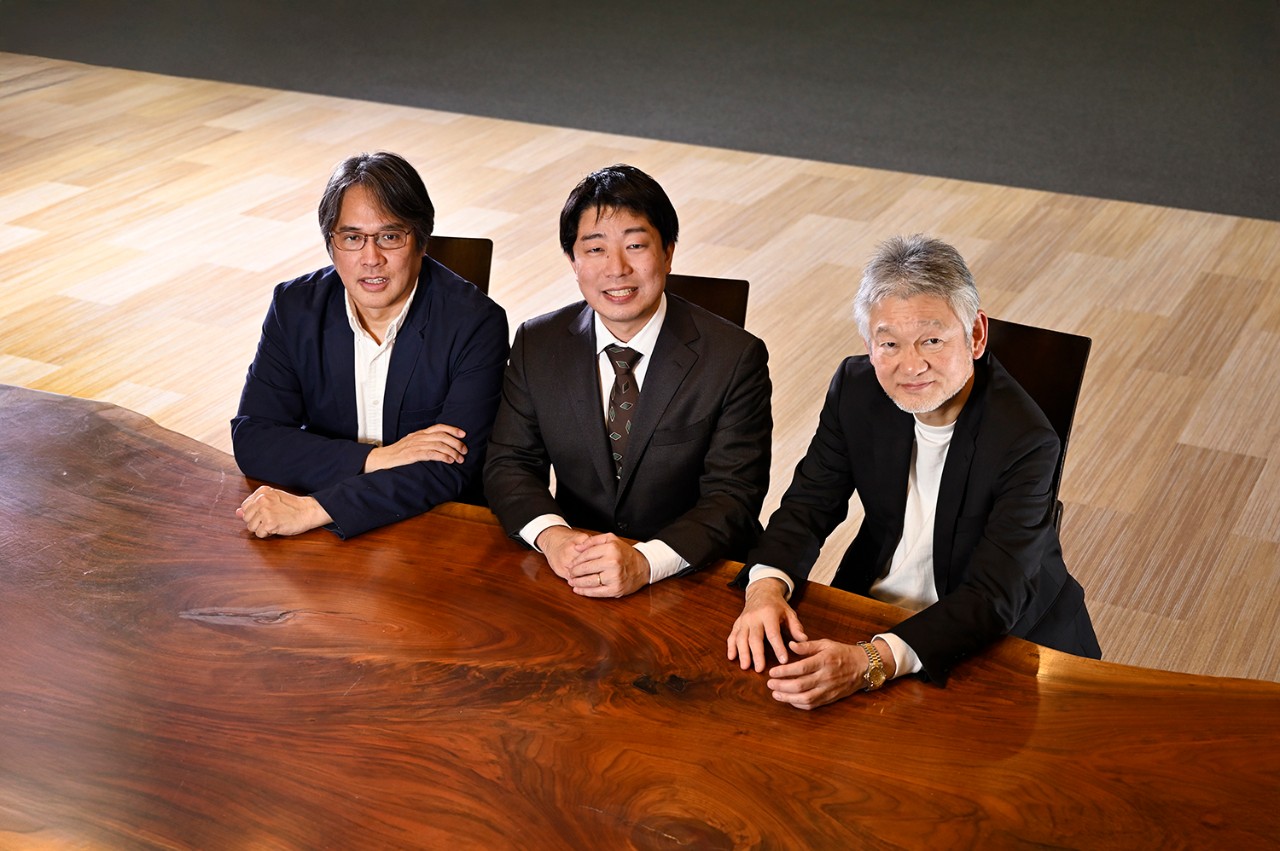 左：東芝デジタルソリューションズ HRMソリューション部 フェロー 小野 慎一　中：株式会社オンギガンツ 代表取締役 松田 雄馬氏　右：DiGiTAL CONVENTiONアドバイザー 福本 勲