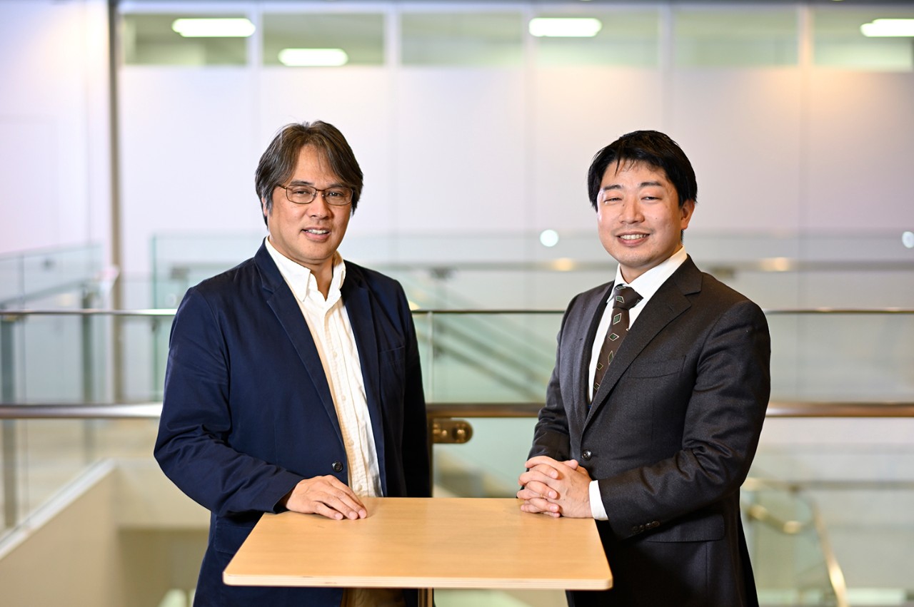 右：株式会社オンギガンツ 代表取締役 松田 雄馬氏　左：東芝デジタルソリューションズ HRMソリューション部 フェロー 小野 慎一