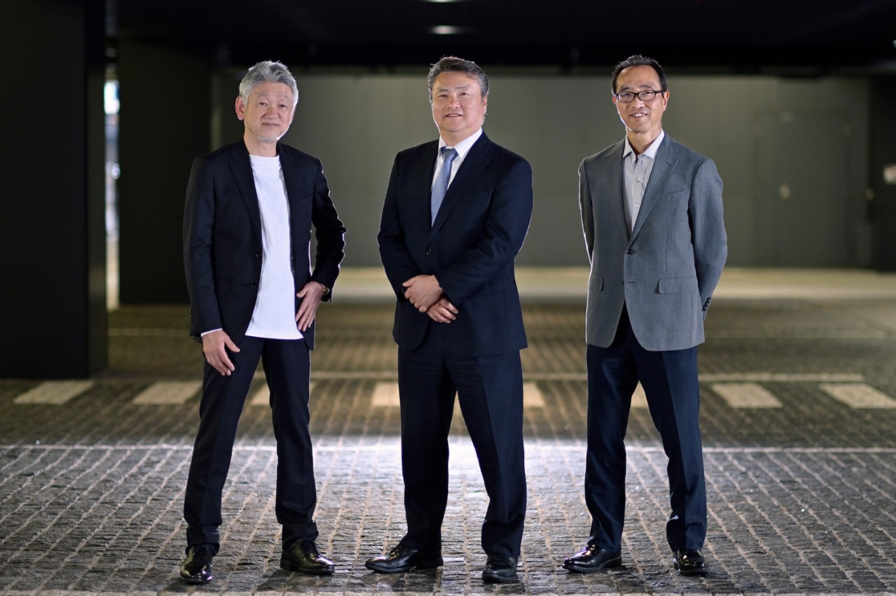 右：ロボット革命・産業IoTイニシアティブ協議会（RRI）インダストリアルIoT推進統括 中島 一雄氏　中：東芝ユニファイドテクノロジーズ株式会社 代表取締役社長 岡庭 文彦　左：DiGiTAL CONVENTiONアドバイザー 福本 勲