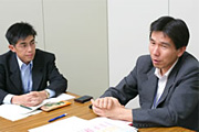 静岡銀行 リスク統括部 オペレーショナルリスクグループのグループ長 滝沢 聡康氏（右）と児玉 辰彦 氏（左）